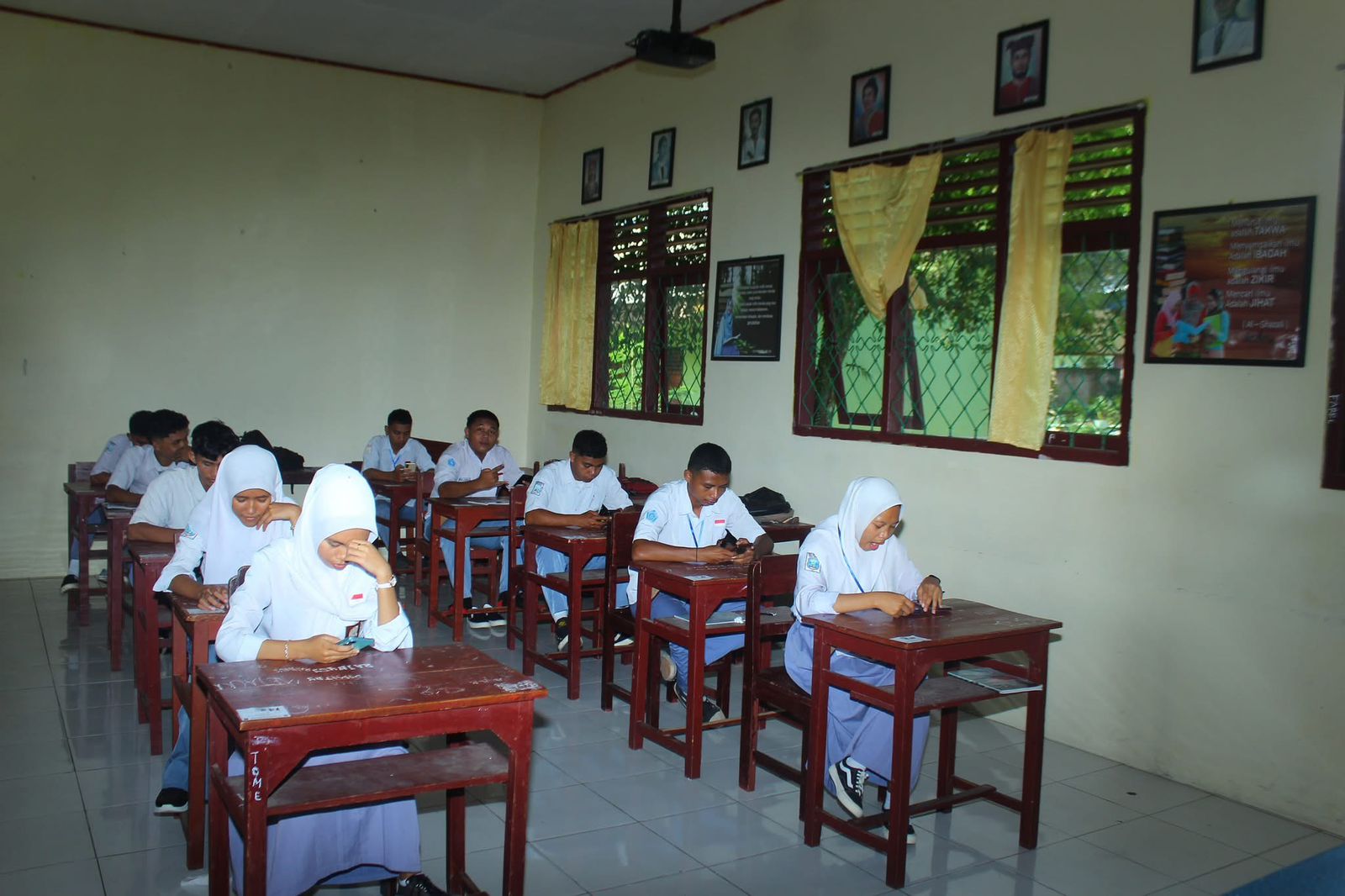 ujian-sekolah-sman-5-ternate-menggunakan-sistem-ujian-berbasis-android